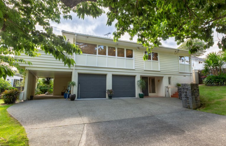 18 Bingley Avenue, Epsom