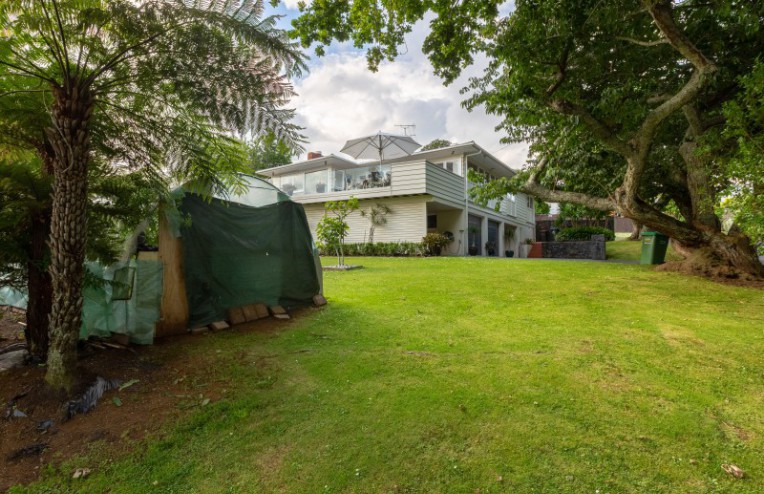 18 Bingley Avenue, Epsom